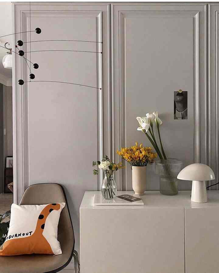 私の好きな春の花の一つはフリージアです！

#リビングルーム #livingroominterior #livingroomdecoration #sideboard #cabinet #ikea #lamp #mobile #chair #vintagechair #cushion #vase #flower #flowerinterior #spring #springinterior