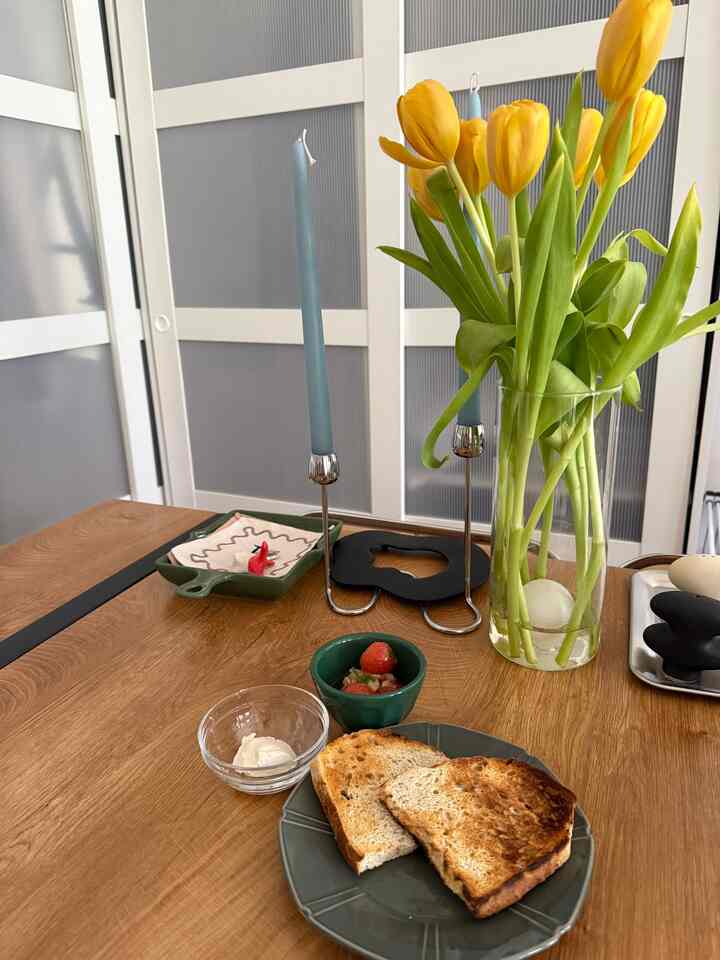 Spring flowers and quick and easy lunch #diningroom #lunch #flowers #springdecor