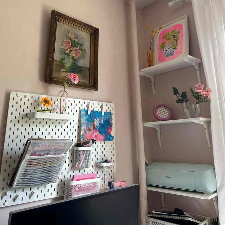 Papan pasak adalah cara yang bagus untuk memanfaatkan ruang vertikal.. penting di rumah atau apartemen kecil! 
#Kantor #homeoffice #colorful #pegboard #organization