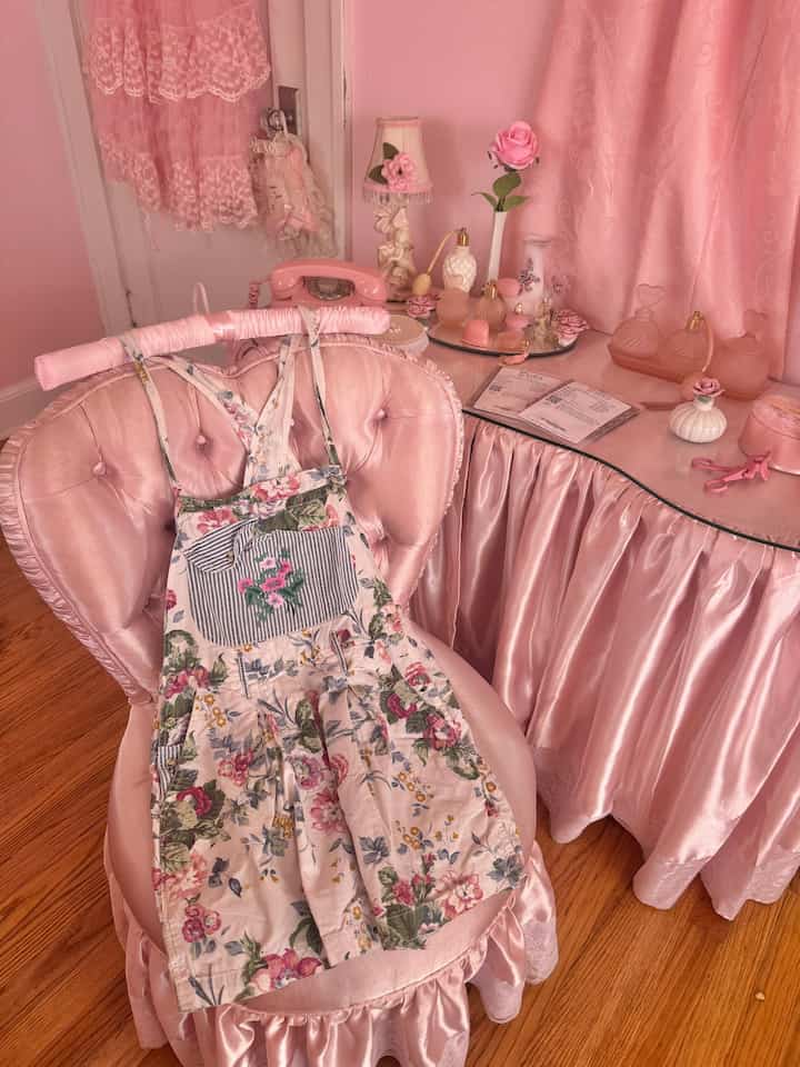 Pink & shabby chic 🎀🌸 #pink #bedroom #vanity #shabbychic #cottagecore 