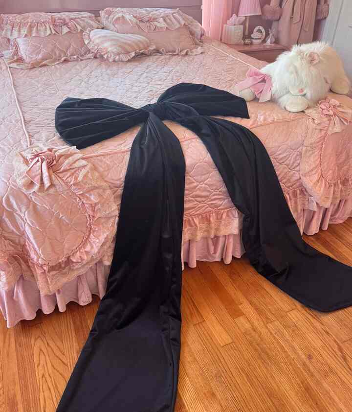 An extra large black bow I made ready to be sent out to a customer 🎀🖤 #pink #pinkinterior #satin #bow #bedding 