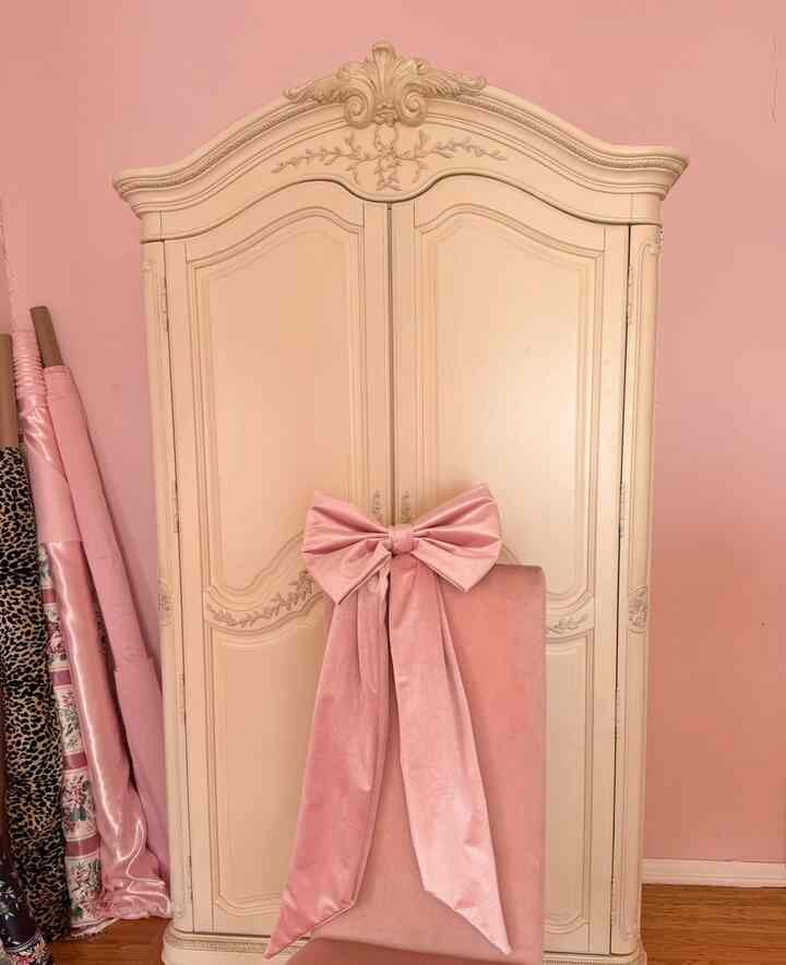 Beludru dan satin adalah beberapa tekstil favorit saya. Saya suka memadukan bahan-bahan cantik ini ke dalam pita buatan tangan saya 🎀🎀 #pink #bow #pinkinterior #sewing #crafts