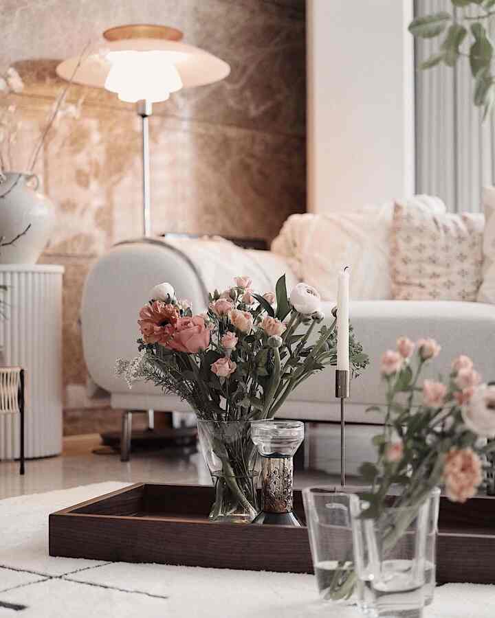 Flowers are the perfect decor piece🌸


#livingroom #livingroominterior #livingroomdecoration #homedecor #spring #springinterior #diffuser #vase #lamp #candleholder #lighting #lightinginterior #rug #tray #lovely #cozy 