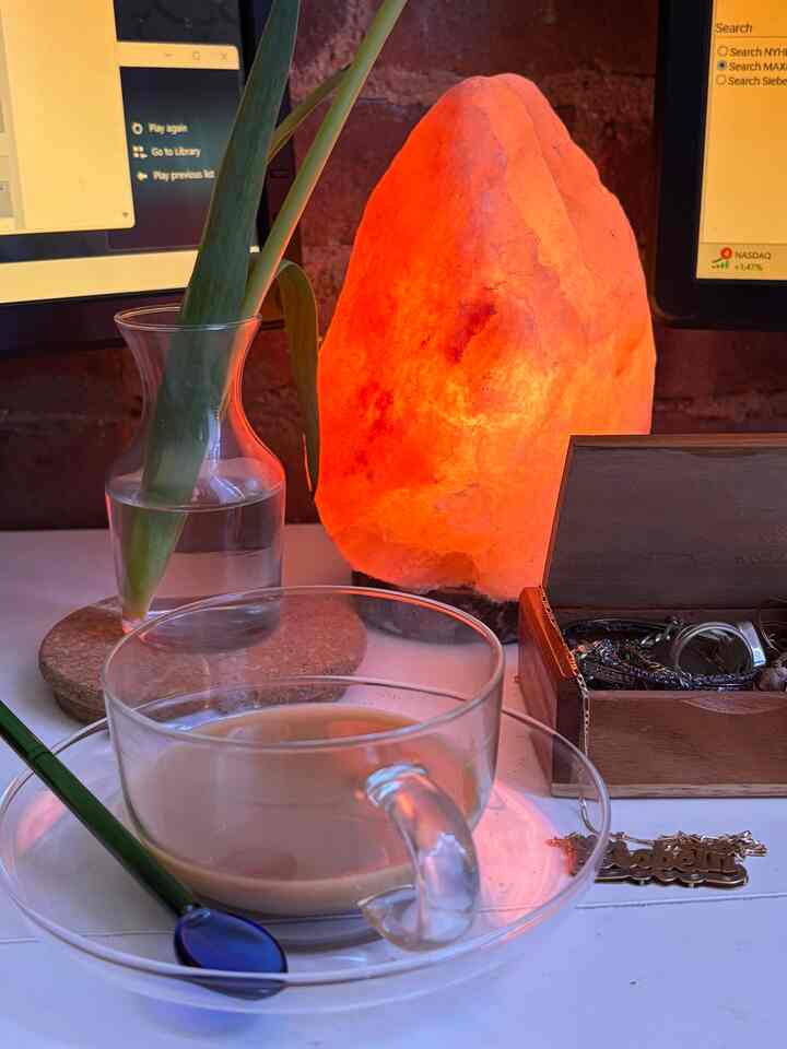 Morning chais in my home office

#homeoffice #deskinterior #spring #flowerinterior 