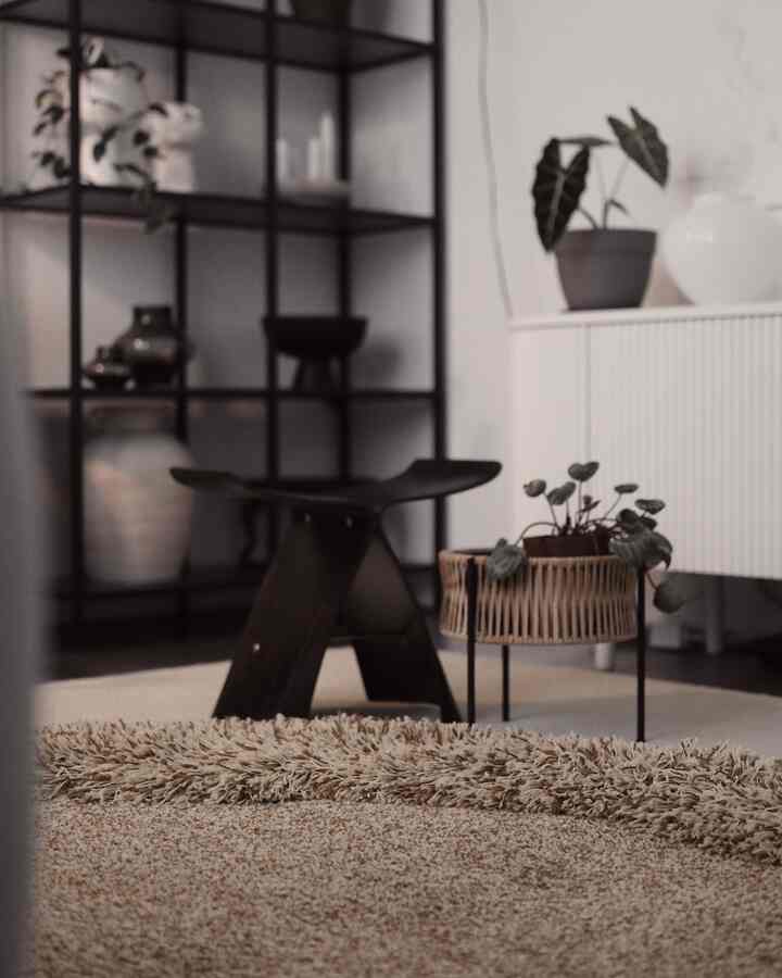 ミニマルな暮らしを夢見ているのに、なぜか持ち物が増え続けています😆

#リビングルーム #livingroominterior #livingroomdecoration #Planterrier #planter #plantinterior #stool #rug #shelf #shelfinterior #vase #candleholder #midcentury #midcenturymodern #japandi
