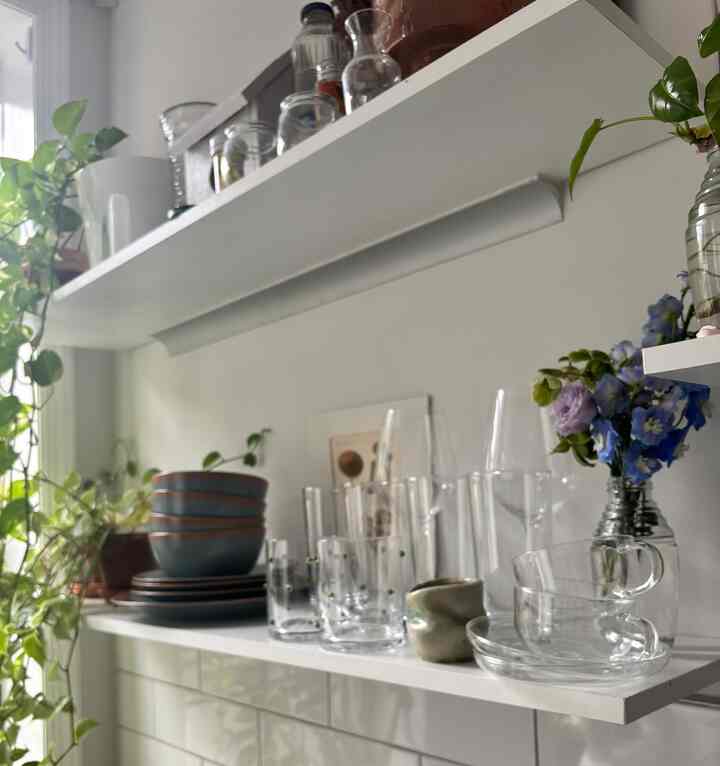 Kitchen feels like a garden 

#glassware #kitchen #spring #flowers