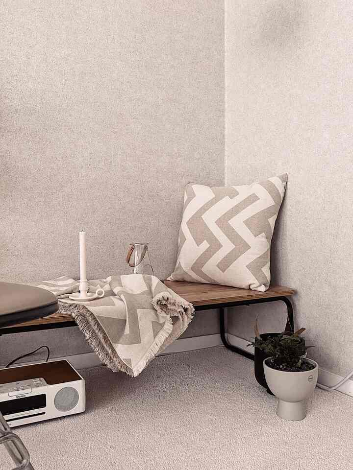 ローテーブルスタイリング 🤎

#bedrrom #bedroominterior #bedroomdecor #cushion #blanket #lowtable #palnter #Bluetoothspeaker #vintagechair #glasslantern #candleholder #candle #rug #japandi #minimal #nordicstyle