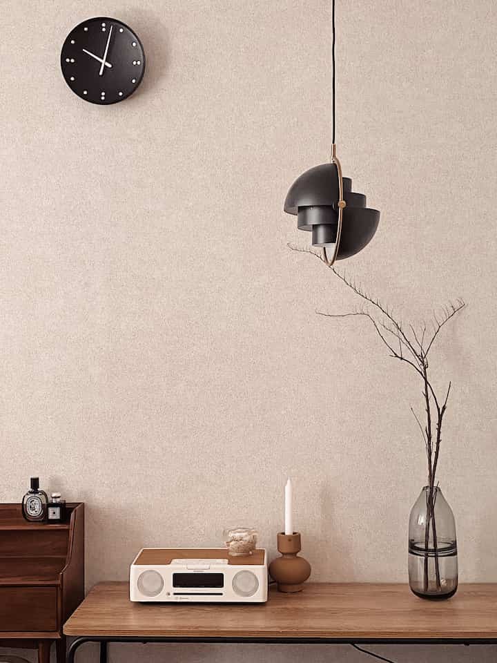 🤎


#bedroom #bedroomcorner #bedroominterior #bedroomdecor #homedecor #lowtable #vase #lamp #lighting #clock #wallclock #perfume #candleholder 