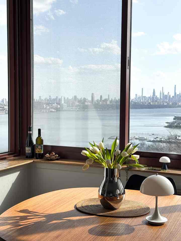 The most powerful way to elevate my house is flowers 🌷🌷 Spring is already here!
#vintagefurniture #WoodInterior #flowervase #tulip 