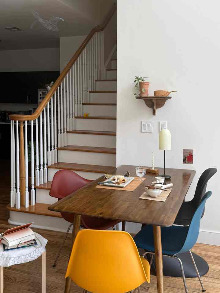 WFT lunch scene 🍝

#wfh #lunch #tablesetting #diningtable #diningchair #hermanmiller #colorofspring #placemat #tablelamp