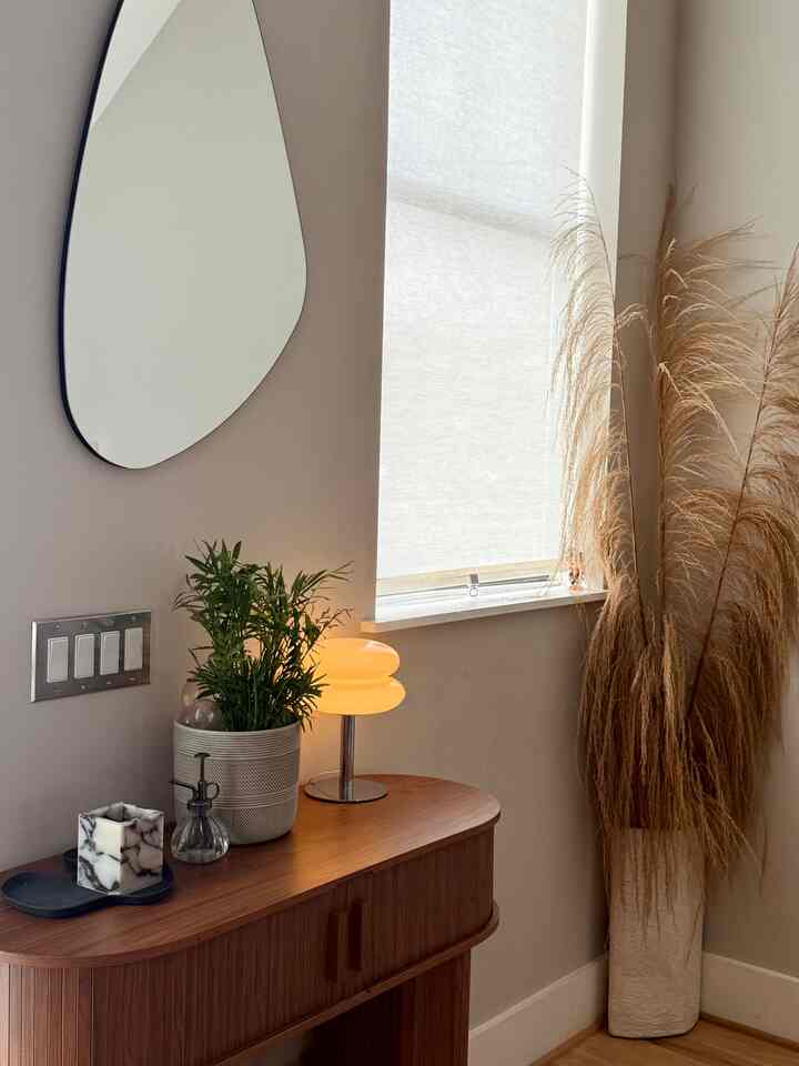 The soft glow of the lamp, the gentle touch of greenery, and that dreamy pampas grass—this space is giving serenity now.
🪴✨🌾 #HomeGoals #JapandiStyle #CalmCorner

