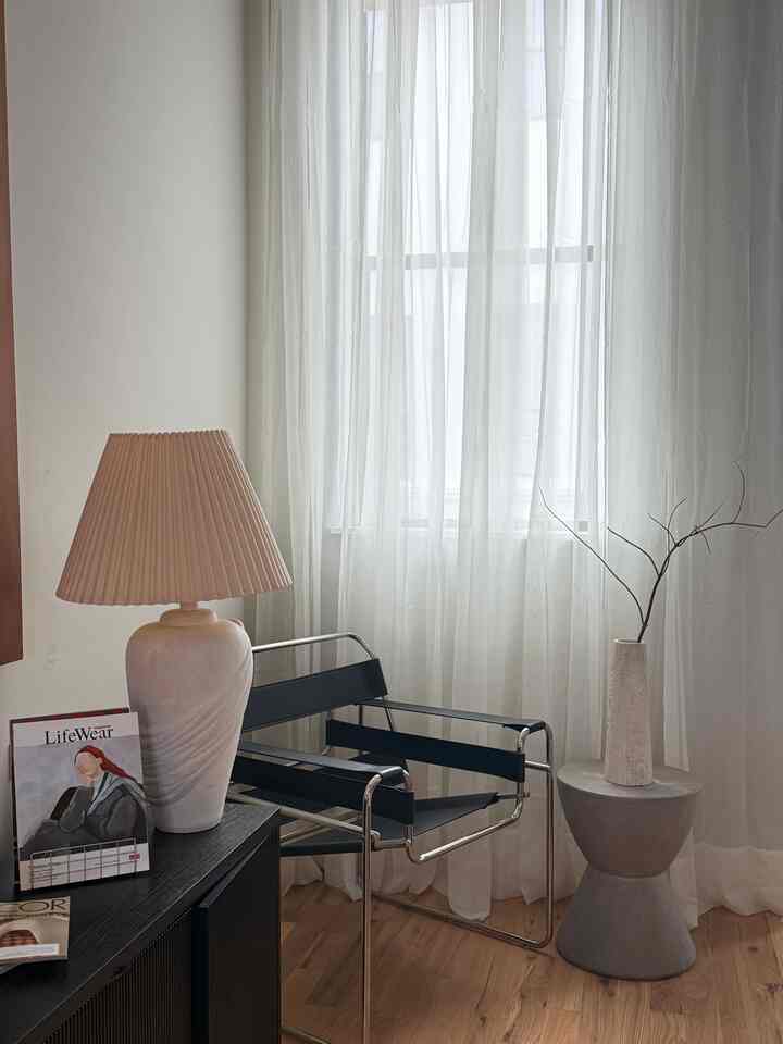 Subtle drama with a soft touch.
🪵🌬️ #WarmMinimalism #TexturedHome #DesignCrush #MoodyMinimalism #CuratedHome