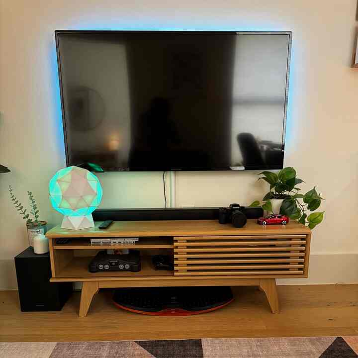 The other wall perpindicular to the desk has a cozy TV setup which is great for background noise!
#homeoffice #officespace #cozy