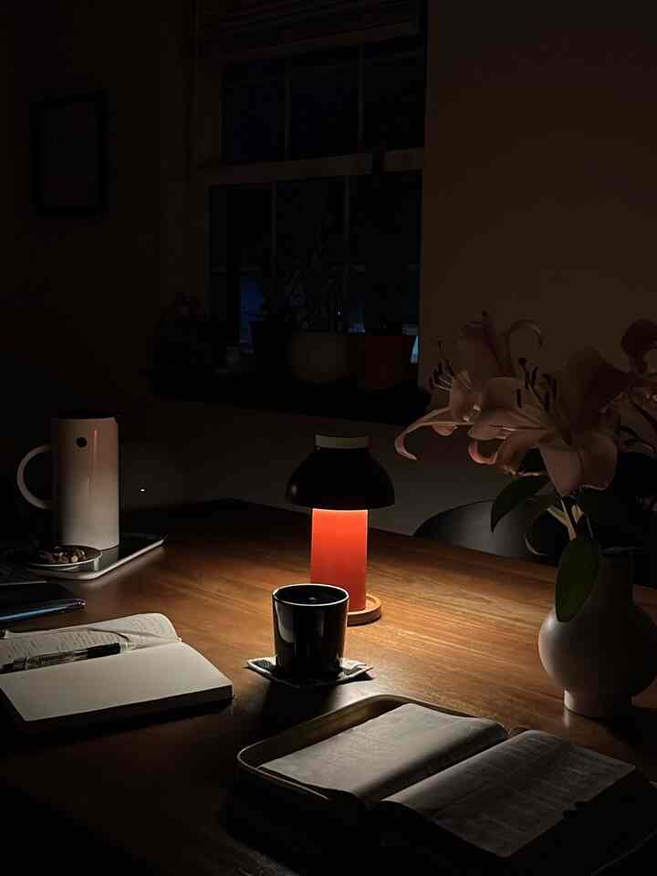 As the day comes to a close, I reflect on gratitude and prep tasks for tomorrow, all under the warm glow of this HAY portable lamp.✨📝

#table #diningroom #night 