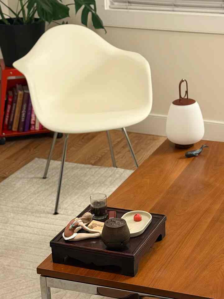 Finally got a moment to sit down after a very busy thursday 🫠

#loungechair #hermanmiller #diningchair #coffeetable #incenseholder #tablelamp #mcm #woodfurniture