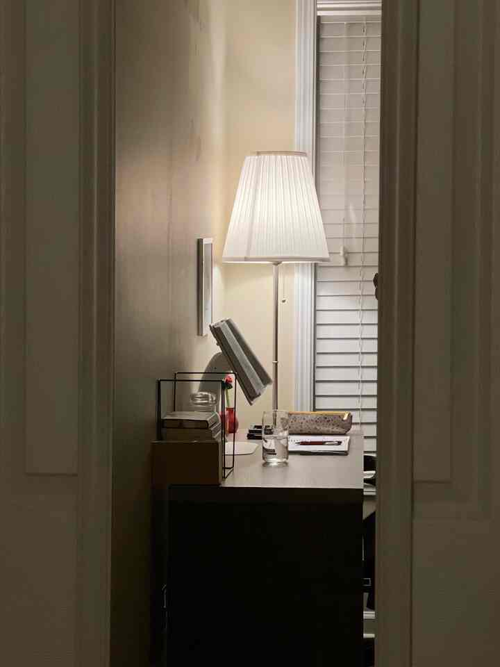 Pantulan meja kecilku di cermin🪞

#cermin #minimallife #studydesk