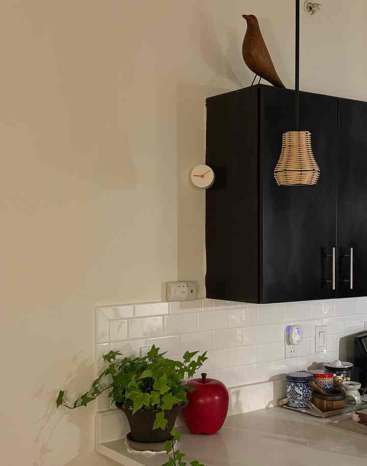 Have been loving this little clock that attaches to a corner space. It is by a brand called Mosery, and the word ‘mosery’ translates to ‘corner’ in Korean. I love its unique shape and how compact and light it is while still looking cute and well made. Corner spaces are often neglected but this clock is a great way to change it up!

#clock #cornerspace #planter #terracottapot #entranceinterior #entrance 