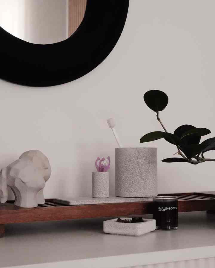 A bathroom free of water stains -love it!! 
The soap tray holds hairpins instead, and it’s just perfect. 

#bathroominterior #bathroomaccessories #soaptray #toothbrushholder #toothbrush #floss #plant #candle #mirror #diatomaceousearth #diatomaceousearthtray #bathroomtray #bathtubtray 