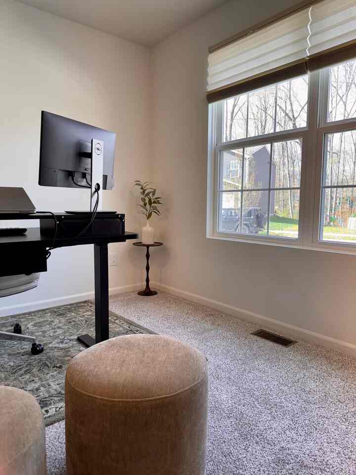 Clean and calm home office 🌿💻 

#homeoffice #officeinterior #office #officespace #workfromhome #workspace #rug #rugrecommendation #desk #deskchair #standingdesk #blindrecommendation #blind #shadecurtain #shades