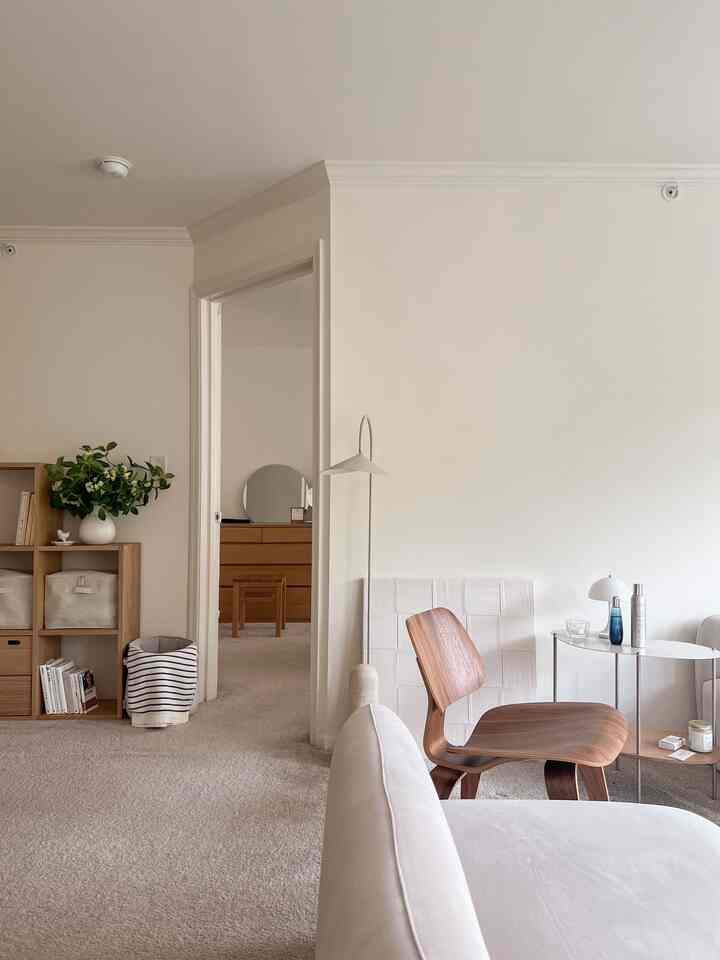 I used a twisted frame in the living room. It was only about $50 and with a matching-toned light, it looks so chic and polished.

#livingroominterior #livingroom #beigeinterior #beigetone #woodenfurniture #WoodInterior #frameinterior 