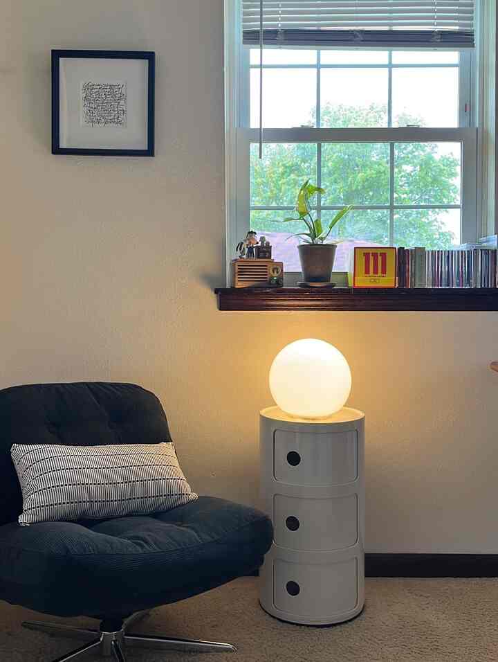 Koleksi CD saya sekarang ada di ambang jendela, jadi saya bisa menikmati daftar putar yang bervariasi setiap hari. Setelah ➡️ Sebelum

Untuk memperindah ruangan, saya juga menyalakan lampu di siang hari. Saya benar-benar terobsesi dengan sudut kecil rumah saya ini. ✨💡

#ruangtamu #window #cornershelf #armchair #sofa