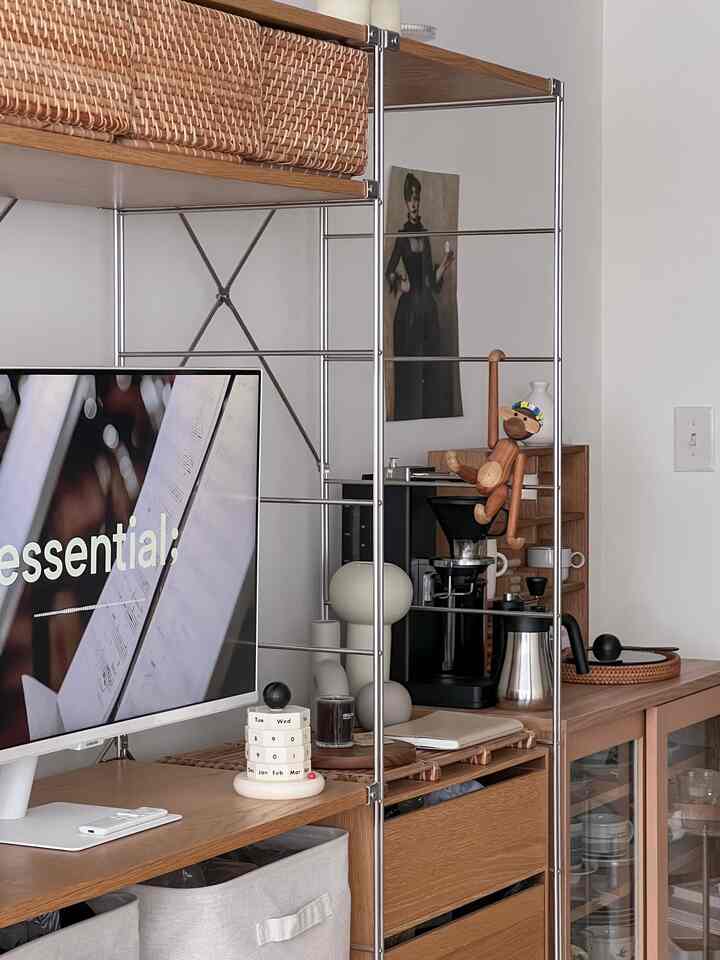 Peekaboo monkey!🙈

#woodenfurniture #WoodInterior #woodeninterior #muji #storageorganization #storageinterior 