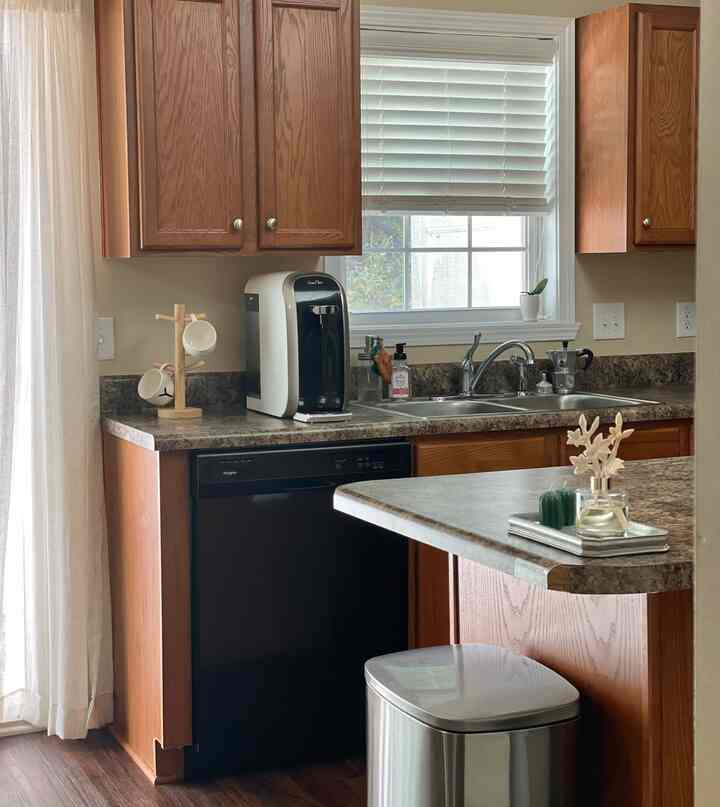 This is a small house built 20years ago, with an untouched old kitchen. Though time has left its marks, I’ll do my best to care for it and keep it clean while I live here 🧡

#oldhouse #minimalliving #clean 
