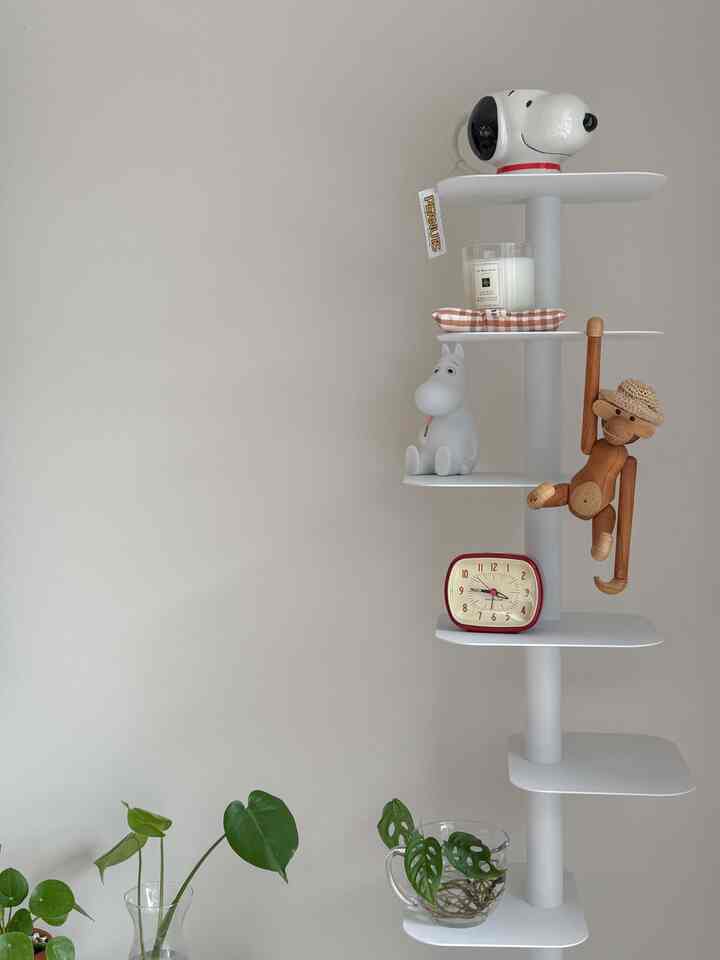 Cozy corners that spark joy 🥹 A little shelf styling goes a long way—playful characters, a pop of green, and personal touches bring warmth to this space 😌🫶🏻
.
#homedecor #shelfstyling #cozycorners #interiorinspo #minimaldecor #homevibes #plantlover #snoopydecor #scandinaviandesign #roomaesthetic #modernhome #decorideas #vintagestyle #designshelf #neutraldecor #homeinspo #moomindecor #woodentoys #shelflove #smallspacedecor