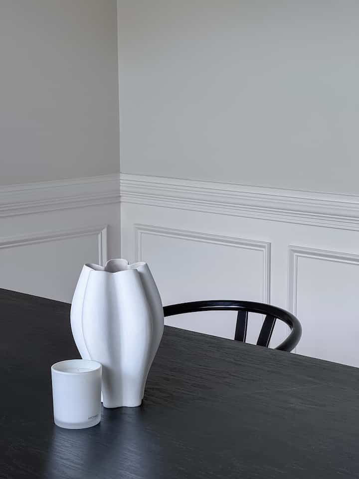 Elevated simplicity—proving beauty doesn’t need a big price tag🤍✨
.
.
.
#diningtable #diningroom #refinedspace #homedecor #vase #candle #chair #diningtable #minimal #minimalinterior #parisianmodern #frenchgirlhome
