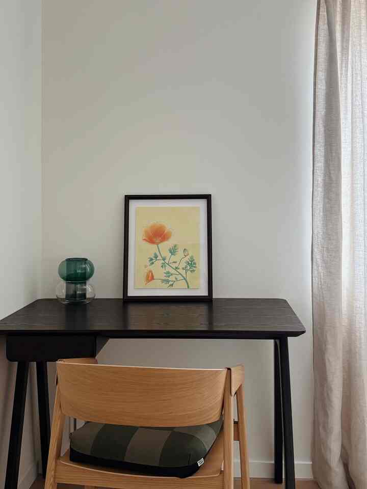 Spring is here in the guest room corner! Love the poppy flower Minhwa (Korean folk art) 🌼 
#guestroom #poster