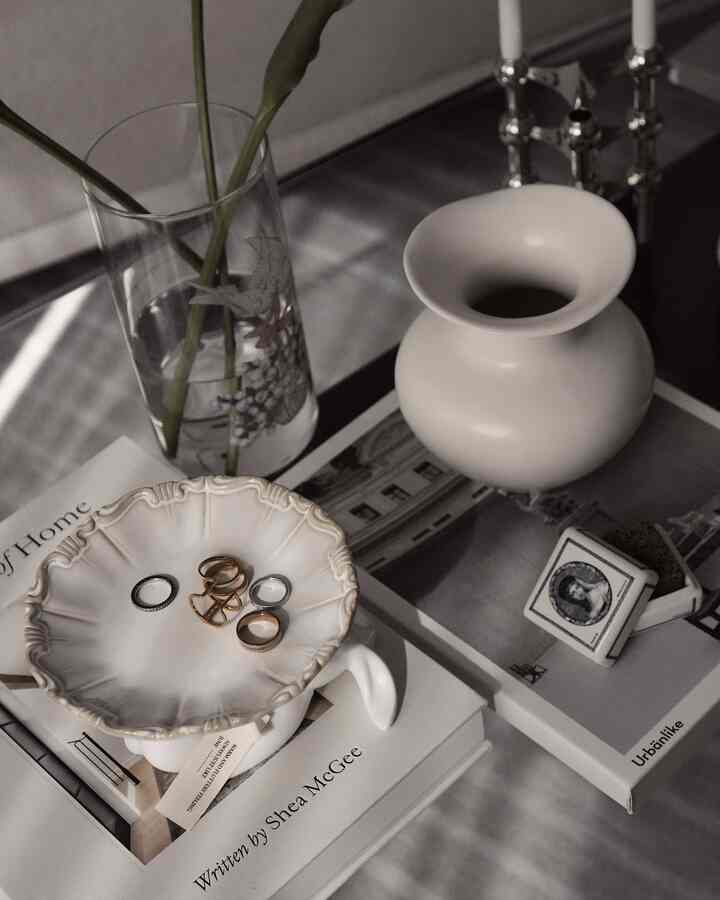 Coffeetable reset 

#livingroom #livingroominterior #livingroomdecoration #coffeetable #HermanMiller #noguchitable #coffeetablebook #tray #diffuser #stonediffuser #vase #glassvase #candleholder 