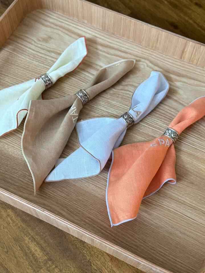 Here I have a couple of things from Zara Home! First is this embroidered napkin set which is a part of the Butter collection. Colors are perfect for spring and I love that they are not too big, making it easy for every usage and washing! Second is the tray beneath the napkins. I have wanted a tray like this so that I can have food in bed 😆 and this is the perfect size to hold a plate of food, a drink, etc. Two small ways to elevate your home and dining experience!

#elevateyourplace #elevateyourhome #napkins #linennapkins #tray #woodtray #tablesetting 