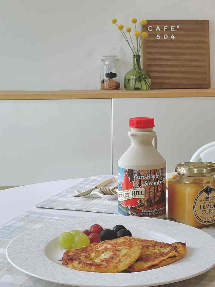 Saturday vibes: 
Cozy breakfast, a little hustle, and the perfect nap👌🏻 
#home504 #homecafe #breakfast #diningroom #diningtable #coffeecup #villeroy 