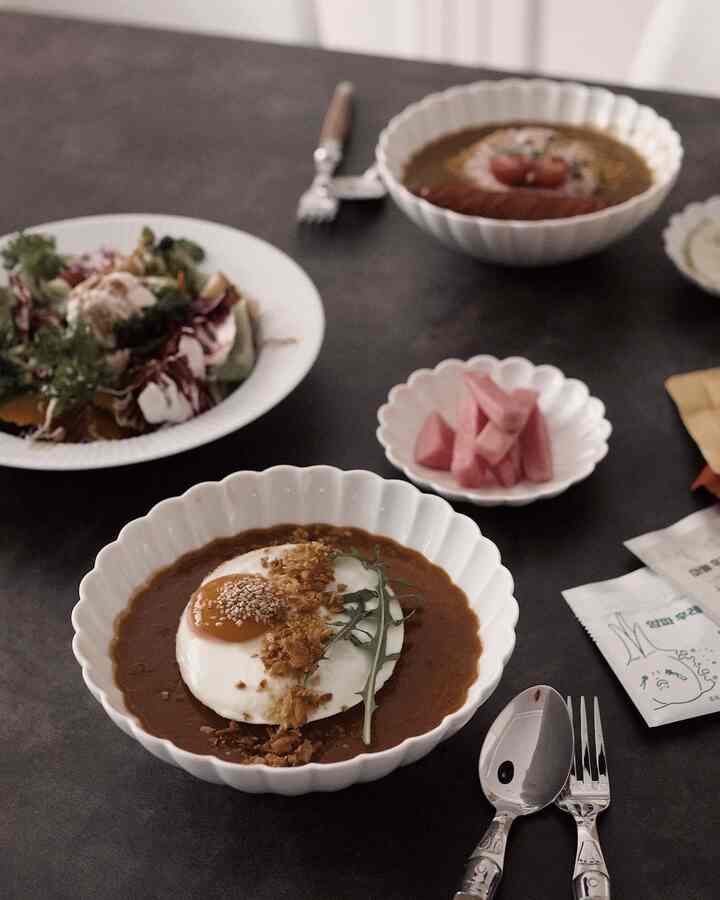 Yummy curry 😋


#diningtable #diningroom #diningspace #curry #bowl #salad #onthetable #platingshot #plating #plate #MUJAGI #laguiole #cutlery #lunch 