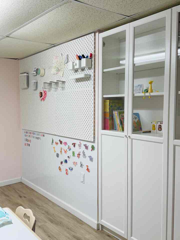 Selamat datang di sudut belajar kami yang nyaman dan tertata!
Kami telah menyiapkan zona kreatif dengan papan pasak untuk perlengkapan seni, papan magnet untuk huruf dan hewan, serta rak pajangan yang penuh dengan buku dan mainan yang menyenangkan. Ini adalah ruang yang sempurna bagi pikiran kecil untuk tumbuh, menjelajah, dan tetap terinspirasi setiap hari!

#home504 #kidsplayroom #montessori #learningspace #creativekids #IKEA #pegboardwall #billy #playroomInspo #magnetboard