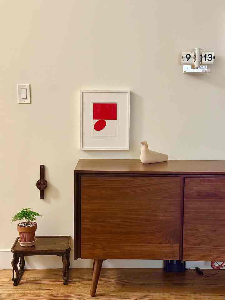 New sideboard styling. Moved my plants to other location and now a bird lives here!

#sideboard #sideboardstyling #walldecoration #wallart #art #cabinet #credenza