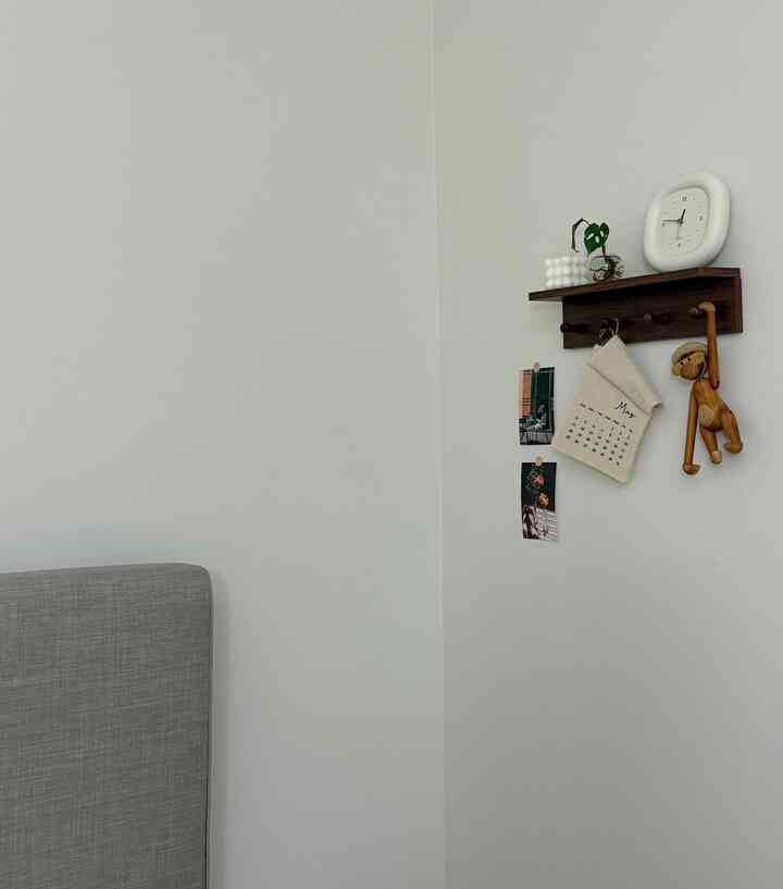 Little Corner of my bedroom. Have you noticed that it’s already May? 🙂‍↔️ #bedroom #bedroominterior #bedroomdecor #bedroomremodeling 