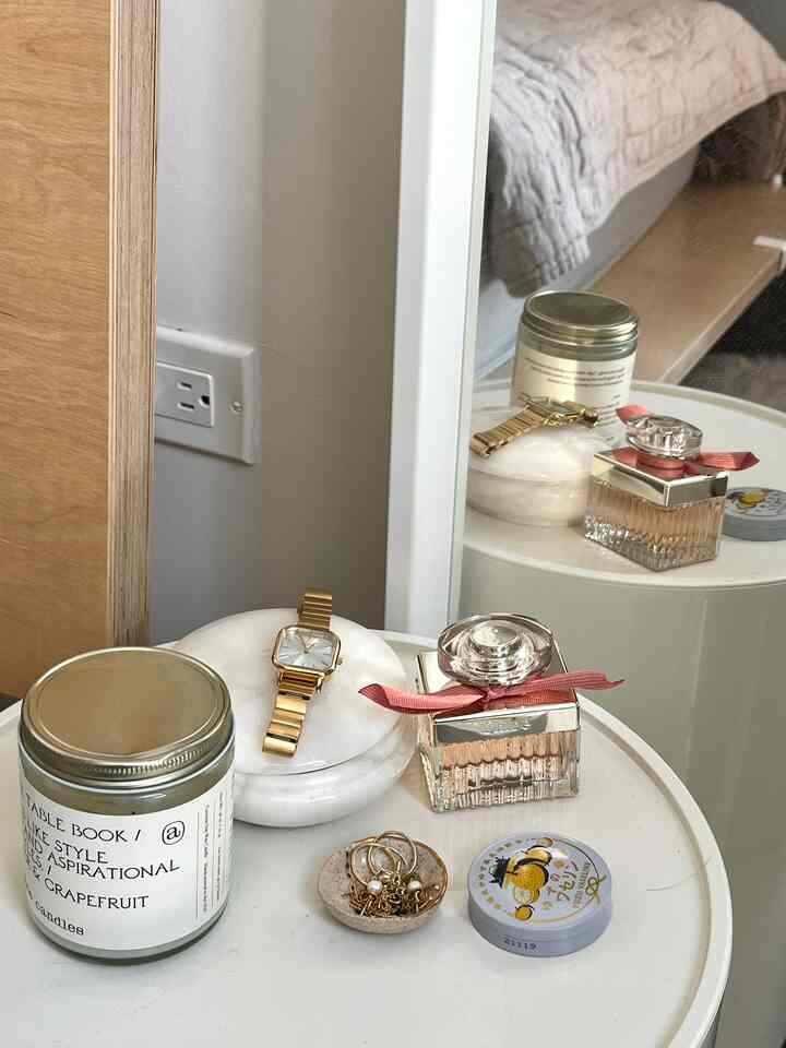 Love repurposing vessels to organize my nightstand~ marble salt sellar as a jewelry holder, old candle jar for hair ties, tiny confiment dish for rings, etc! ✨

#bedroominterior #vanitymirror #recycle #mirror #minimal #minimalinterior #clean #organize #morningcoffee 
