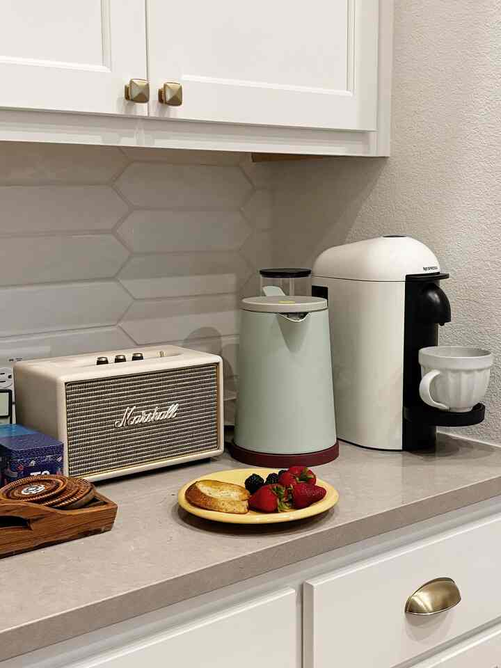 The yellow plate to lift up the mood on a rainy day ☔️ #marshallspeaker #NespressoCoffeeMachine 