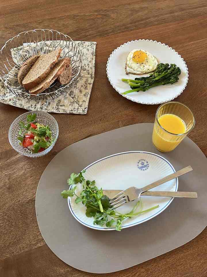 I took my time with breakfast this morning, and it was lovely. The mix of clear glass and white porcelain dishes worked well together, and the placemat and linen kitchen cloth helped create a cozy atmosphere.

#spring #tablesetting #royalcopenhagen #Iittala #ikea #diningtable #diningchair 