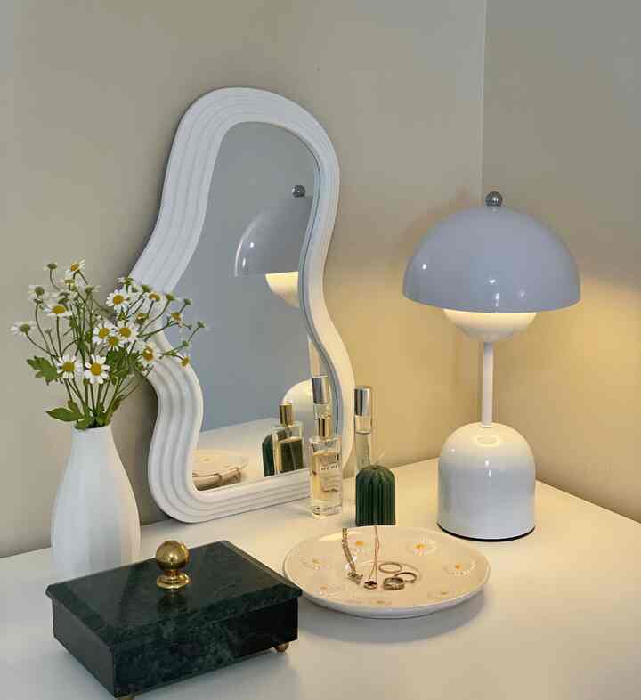 Adding a light on the vanity makes everything feel warmer🪞

#vanitymirror #minimal 