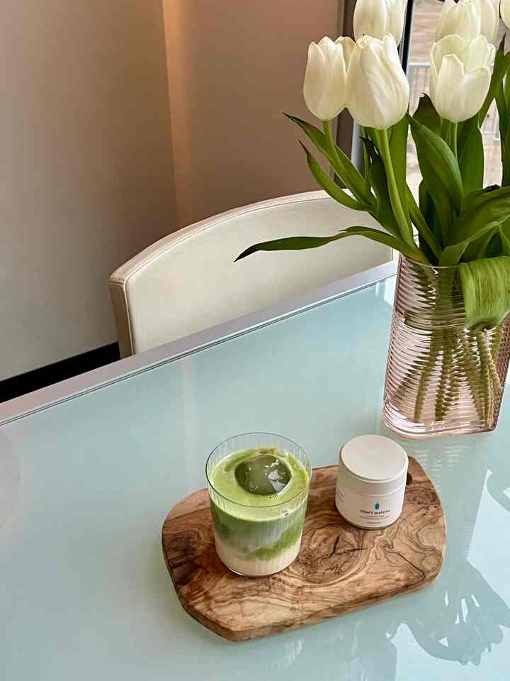 Daily matcha routine helps to slow down life and enjoy my little dining nook 🍵 

#diningtable #diningroom #minimal #minimalinterior #naturalinterior #clean #glasstable #glassvase 