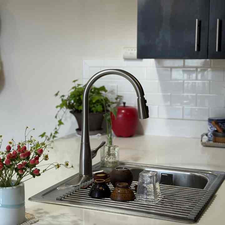 Space saving part 2: use a roll away drying mat! I didn’t buy a dish drying rack because I didn’t want to add more to my already busy countertop. This roll away drying may is awesome for saving space makes it easy to wash dishes and quickly dry them.

#spacesavingtips #smallliving #tinyliving #countertop #dryingmat #dishdryingrack 