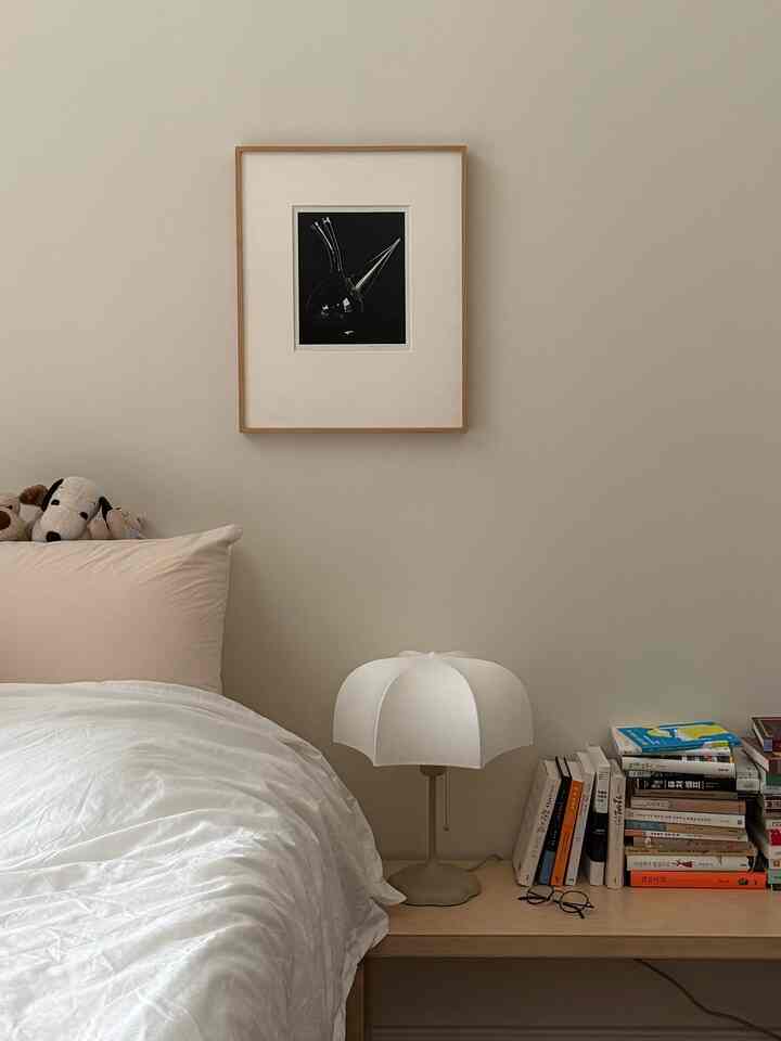 Back to white bedding! Classic and timeless ⚪️🛏️

#bedroominterior #bedroom #Duvetrecommendation #duvetset #duvetcover #whitebedding #whitesheets #bedsidetable #lamp #bench #cozy #relaxed