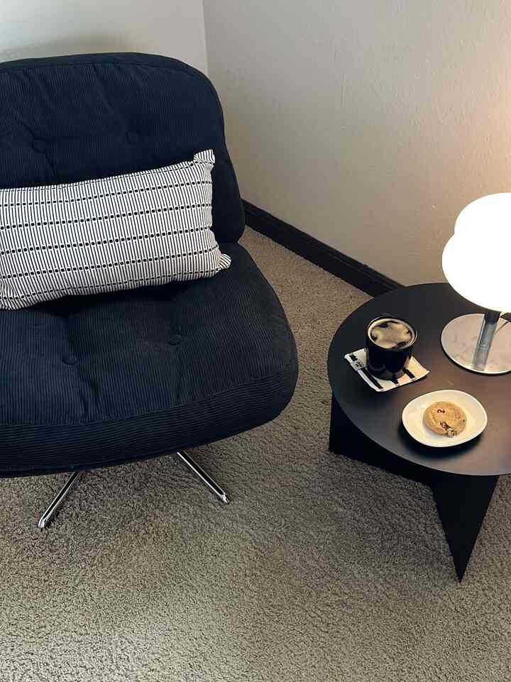 私の幸せな場所で寄り添って🖤🤍。家の中で一番居心地の良い場所。HAYのスリットテーブルが他の家具とマッチしていて素敵。

#HAY #sidetable #sofa #ikea #lamp #corner #livingroom #coffeetable