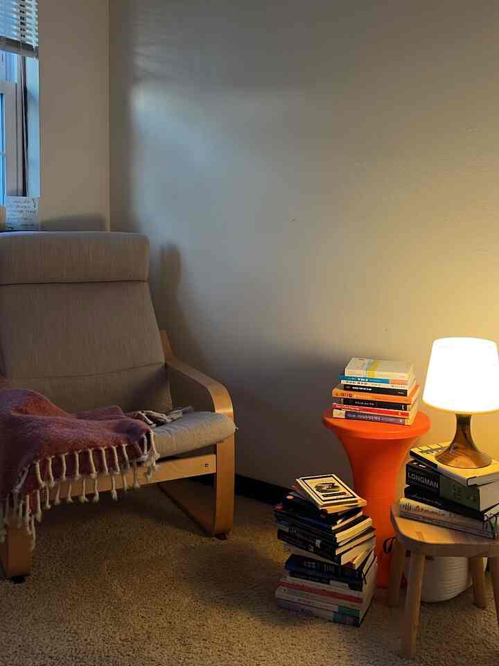 Neutral color palette and pops of orange for my cozy #bedroom.🧡

Guess I'll have to get used to a bit of clutter until I get my hands on a new bookshelf.. 😅

#corner #lamp #ikea #armchair #sidetable