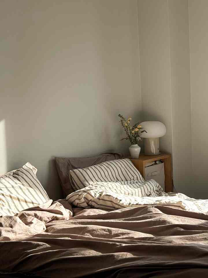 Cute flowers for my bedroom 😇

#bedroom #bedding #flowerinterior #nightstand