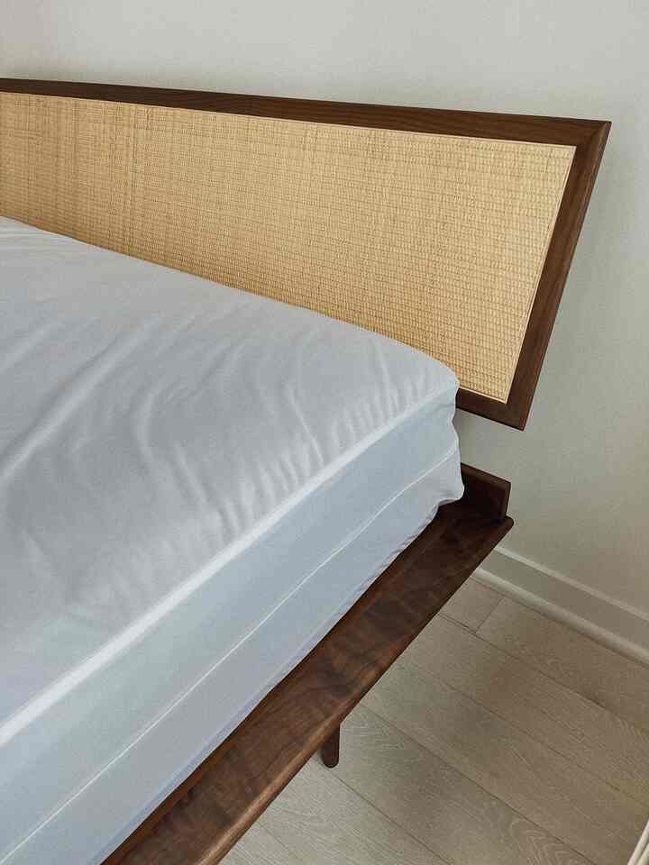 Moving to our new place 🏡, we upgraded from the IKEA bed frame my husband had been using since his single days 😅 to the @hermanmiller George Nelson Thin Edge Bedframe that was on our wishlist! ✨🛏️ The luxurious walnut color 🌰, smooth curved finish ➰, and an element leg design 🪵—it's exceeding our expectations! 💯🙌

#MCM #georgenelson #hermanmiller #アメリカの日常#アメリカの生活 #アメリカのライフ #ニューヨークの日常 #ニューヨークの生活 #ホームインテリア##リビング小道具 #インテリア #インテリアスタグラム #ホームリビング #ハーマンミラー #