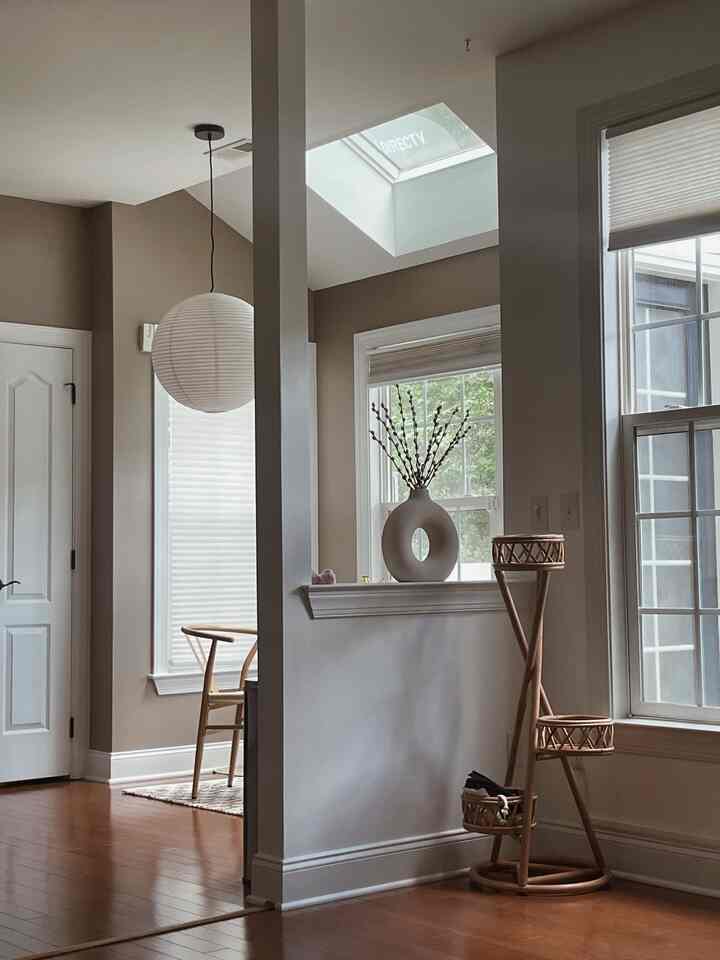 An afternoon filled with stillness, instead of sunshine 


#breakfastnook
#diningroom 
#cozy
#minimalliving 
#minimal
#vase
#rug
#lamp