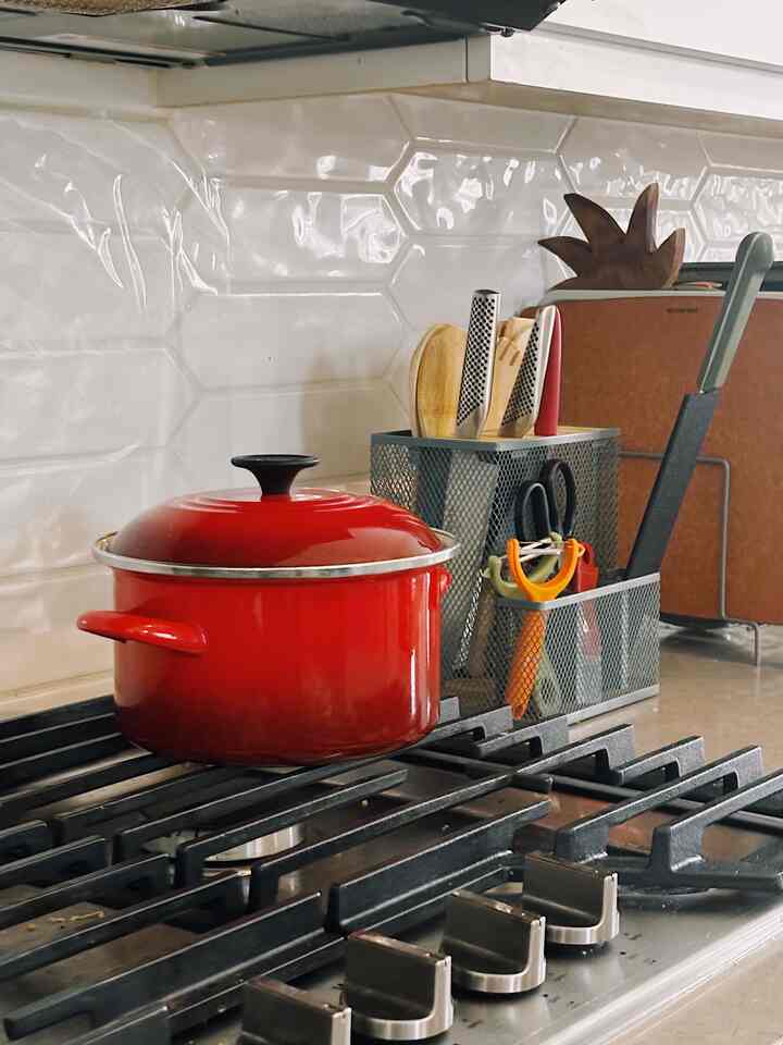 Want to keep your white backsplash clean? Try the protector film! No more stressing over having to wipe the tomato sauce off your white tiles 🤗🤗 #renterfriendlyhack #backsplashprotector
#backsplashfilm